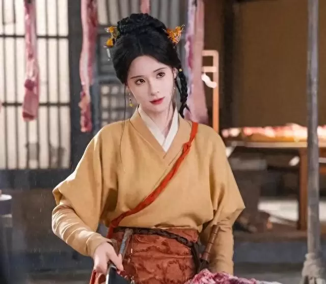 孟娜成短剧新一姐，《抱新郎》单集破亿引行业关注 | 情报图