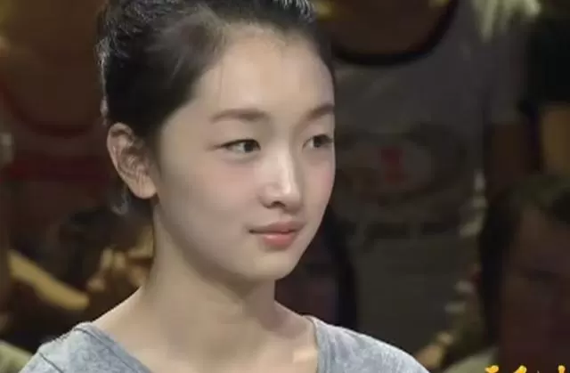 北影节红毯暴雨中的宋佳与周冬雨角色实践对比 | 现场图