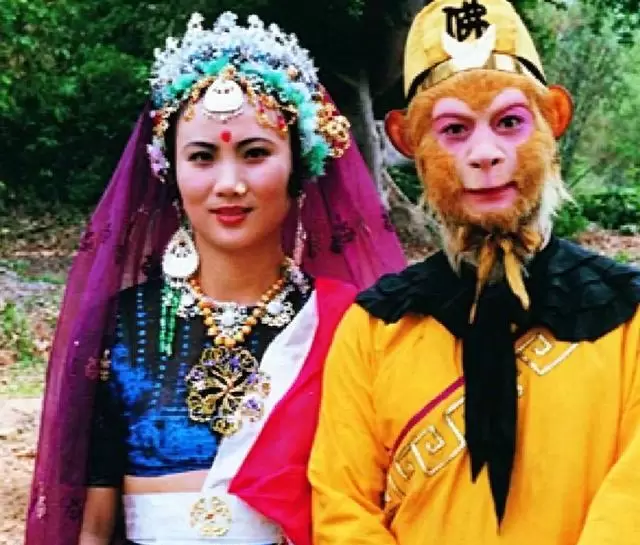 六小龄童与于虹1988年跨国领证，86版《西游记》剧组相恋始末 | 资讯配图